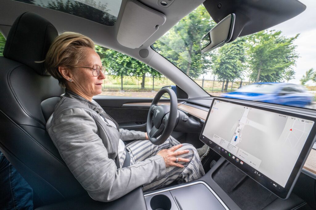 Flamska ministrica za mobilnost Annick De Ridder preizkuša Teslin sistem avtonomne vožnje FSD