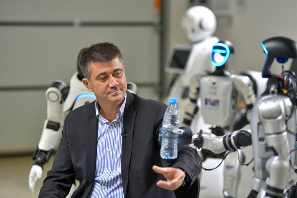Direktor Plan-net avto Marko Femc s humanoidnimi roboti