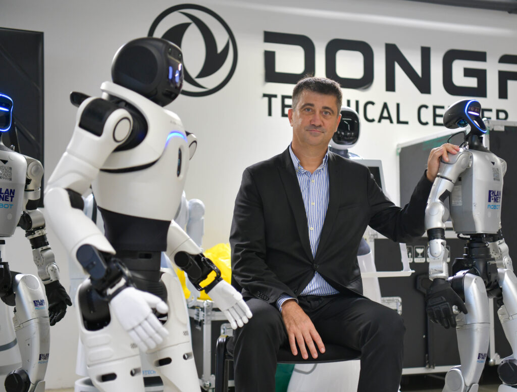 Direktor Plan-net avto Marko Femc s humanoidnimi roboti